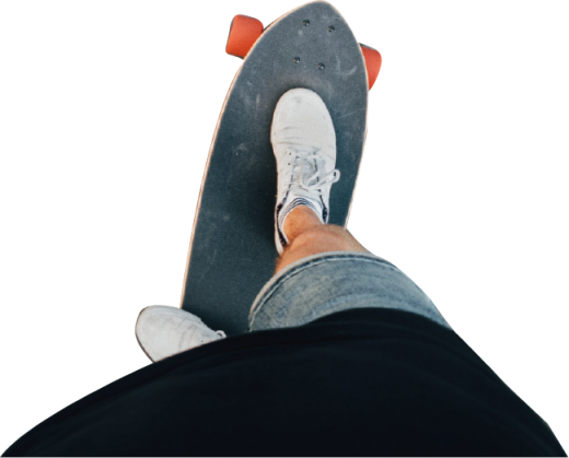 Skateboard van boven gefotografeerd terwijl er een persoon op staat.